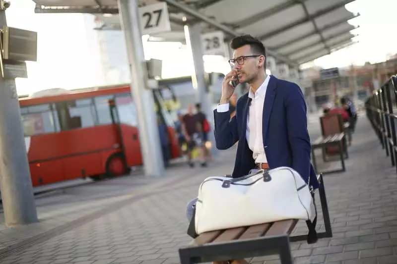 mężczyzna czeka na busa